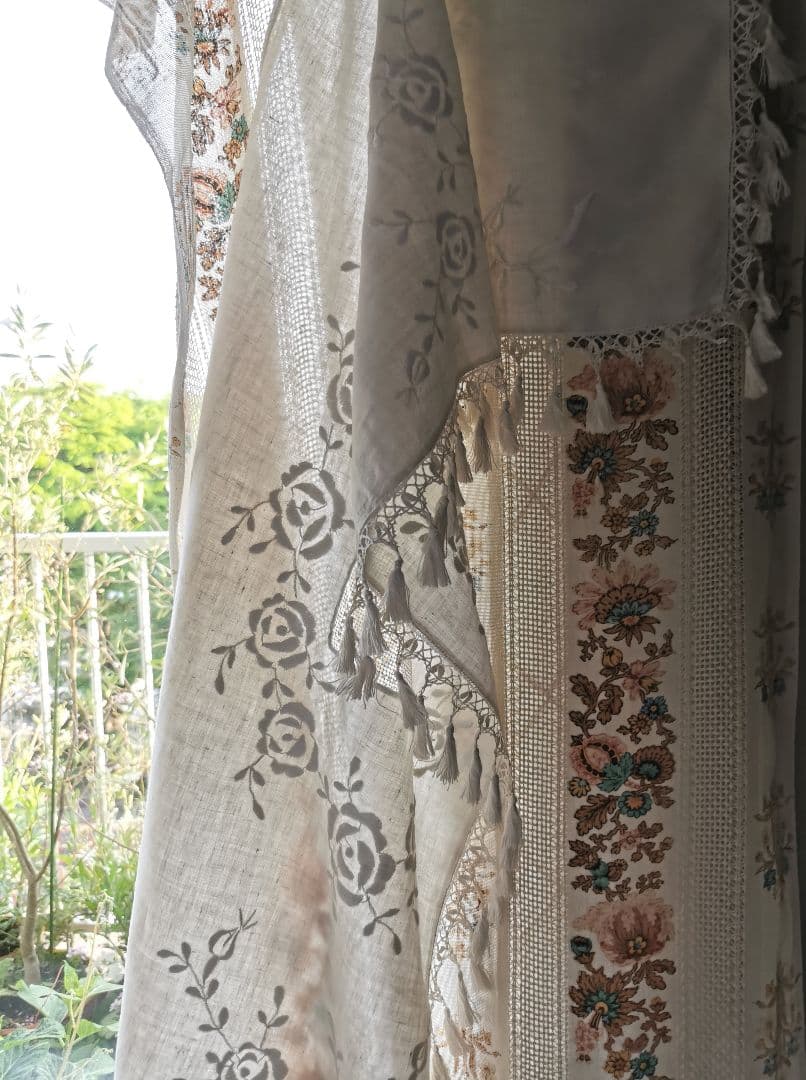 アンティークフランス ローズ刺繍とフィレレースのタッセルフリンジ付リネンカーテン