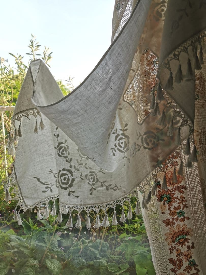 アンティークフランス ローズ刺繍とフィレレースのタッセルフリンジ付リネンカーテン