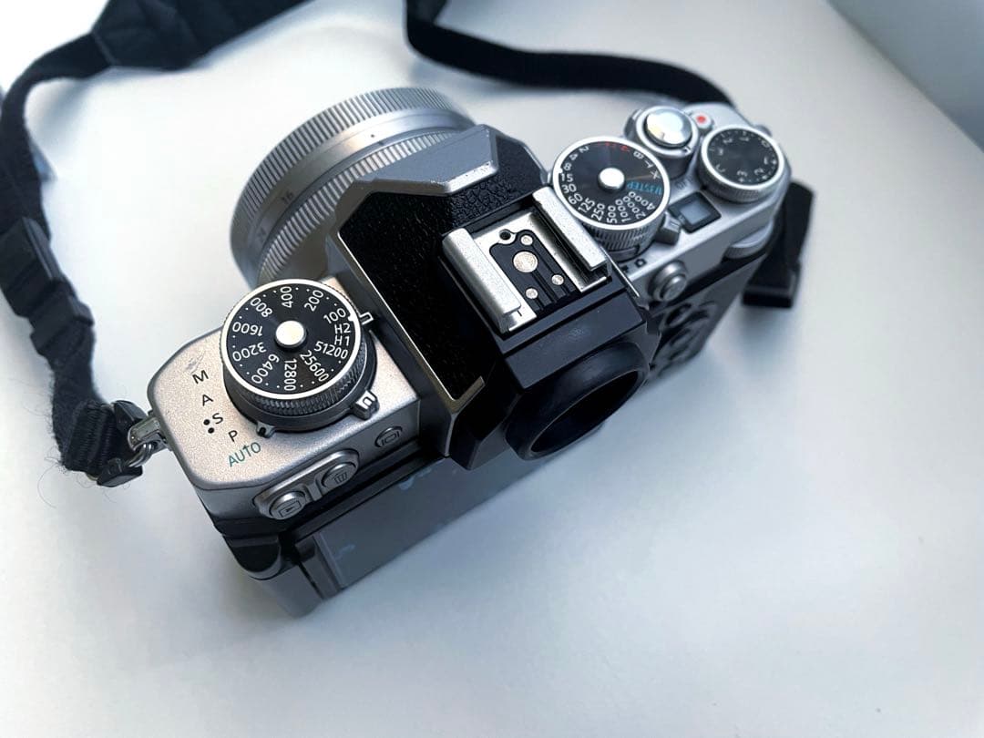 箱有Nikon Zfc ミラーレスカメラ本体と付属品