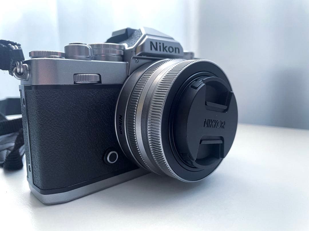 箱有Nikon Zfc ミラーレスカメラ本体と付属品