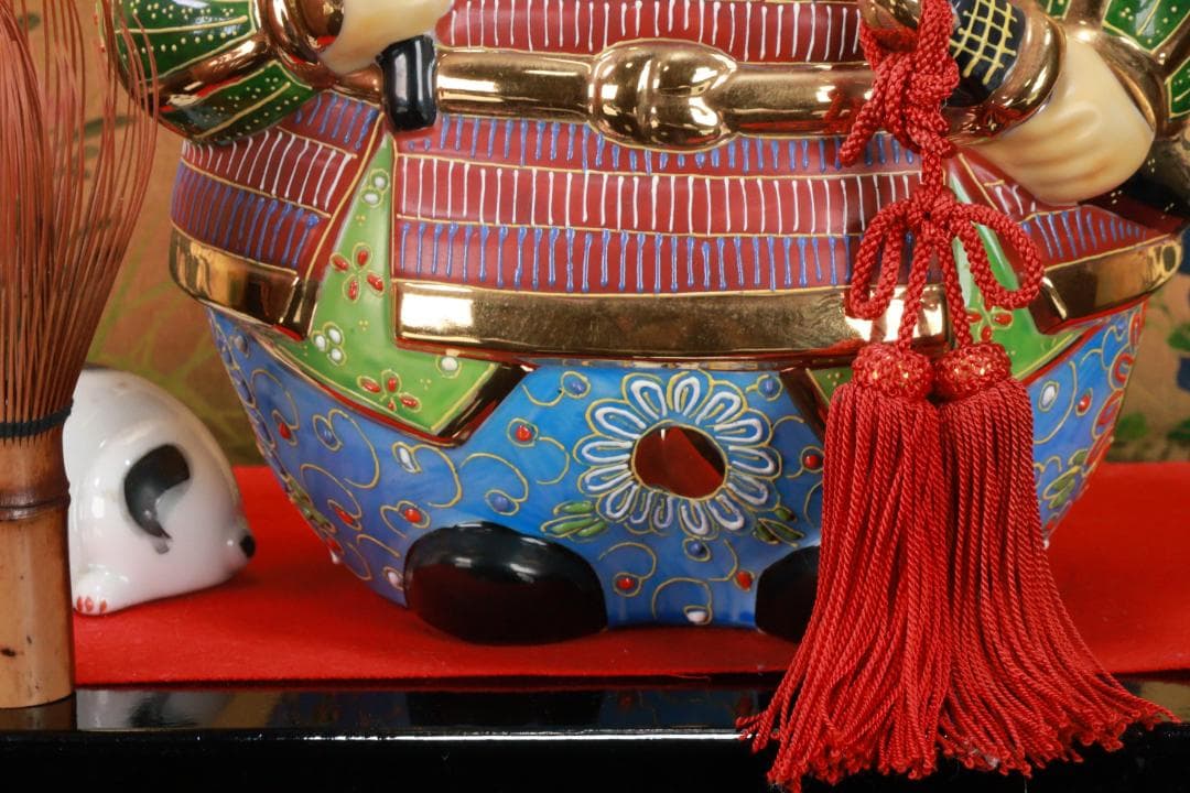 九谷焼　色絵金彩　武者人形　8.5号　高さ26㎝　錦九谷　飾台付　BE882