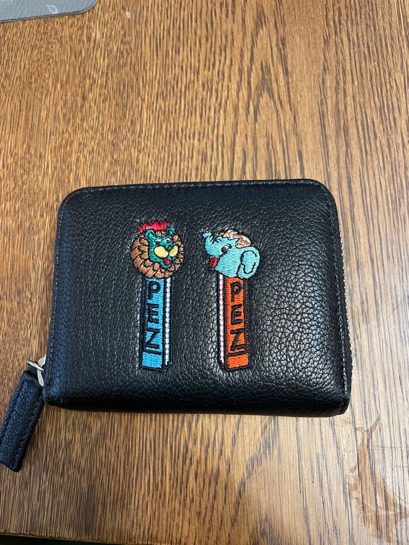 PEZ 刺繍 レザー折り財布