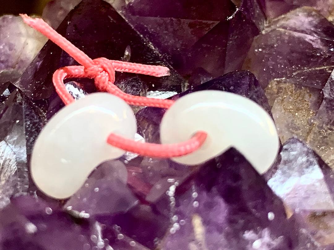 ✳ピカピカの綺麗な勾玉　極上の透明感　糸魚川翡翠ミニ勾玉2個セット ‼️