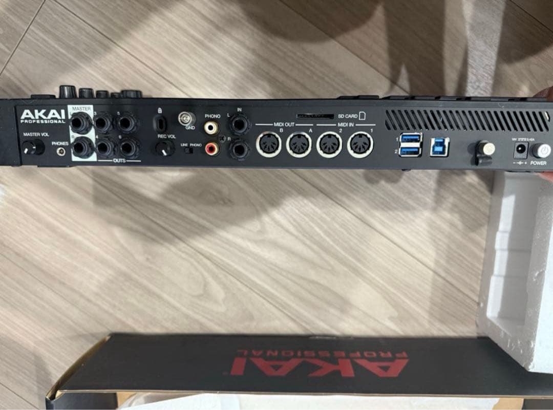 【AKAI MPC LIVE 本体】 付属品 箱付き 美品