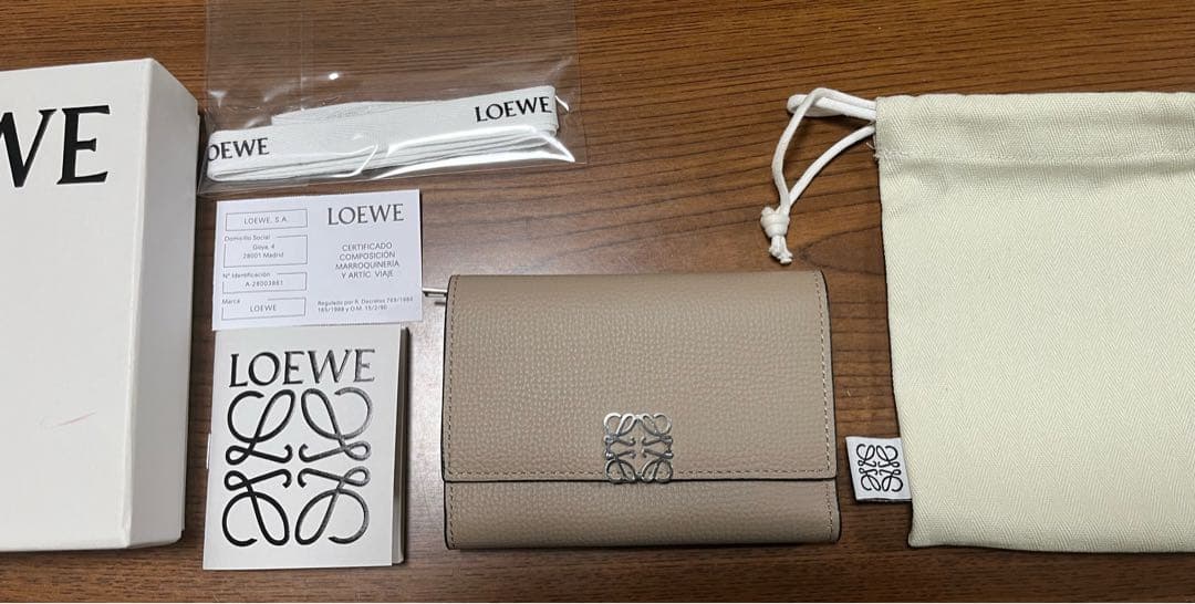 美品 ロエベLOEWEアナグラム バーティカルウォレット　サンド 三つ折り財布
