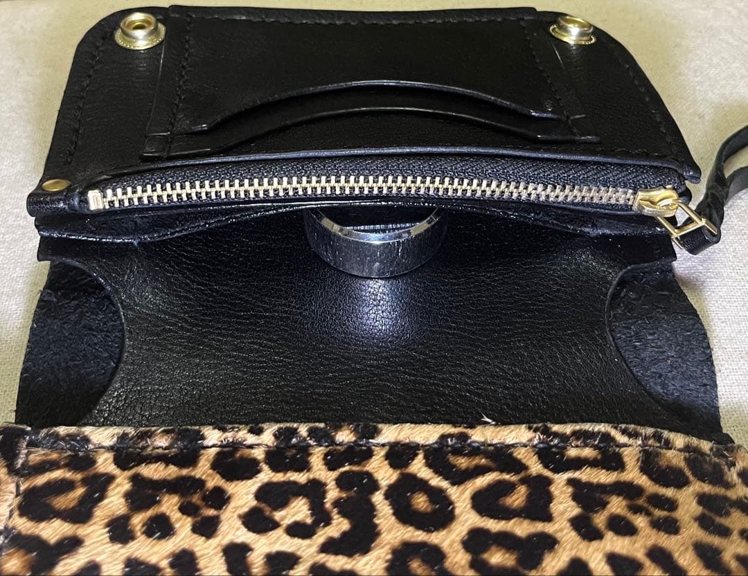 ミドル トラッカーウォレット ポケット部分本革ハラコ豹柄 三層