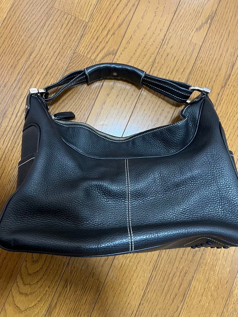 黒いレザーショルダーバッグ