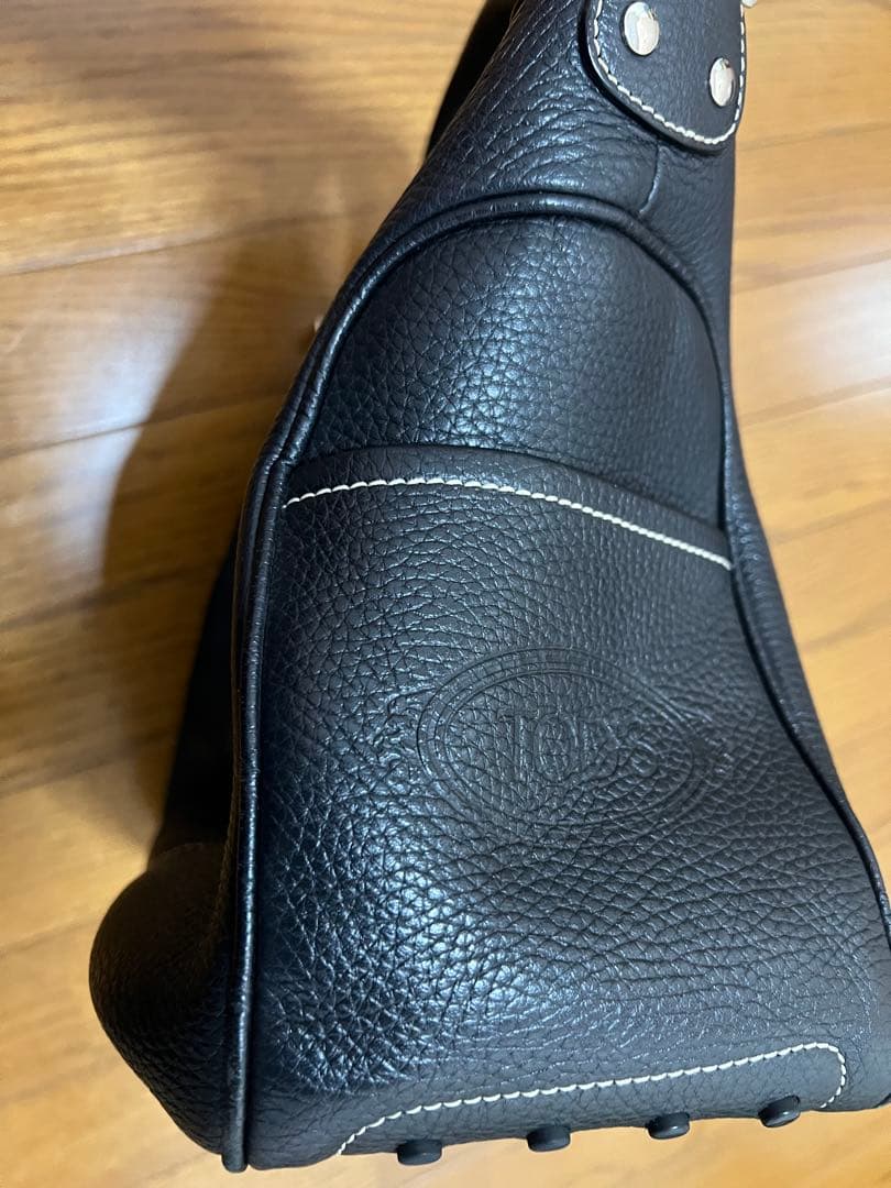 黒いレザーショルダーバッグ