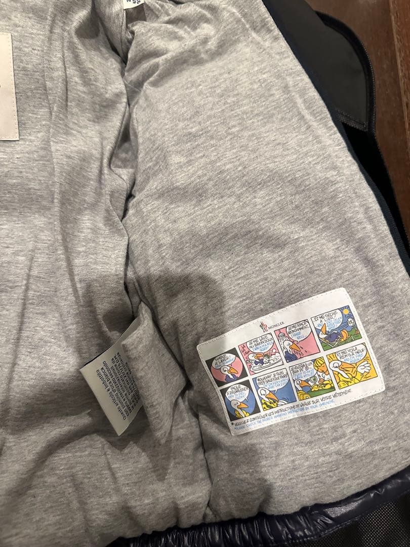 ほぼ未使用　MONCLER フード付きダウンジャケット ネイビー