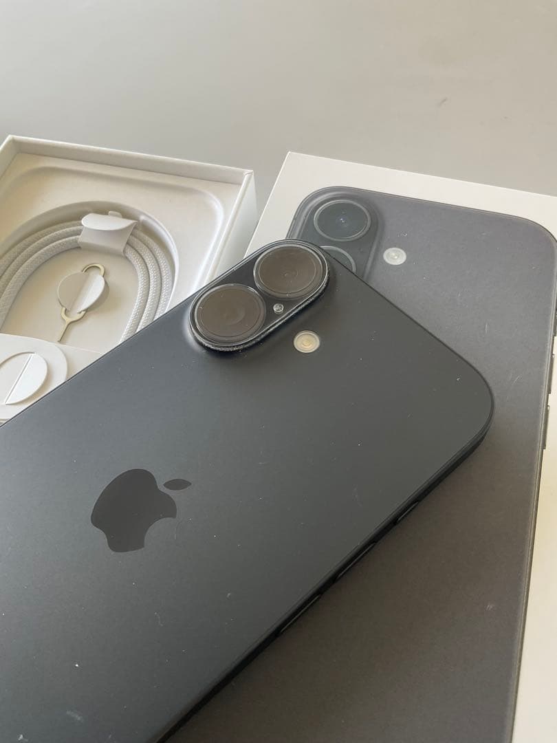 【中古美品】Apple iPhone 16 128Gブラック ケース、フィルム付