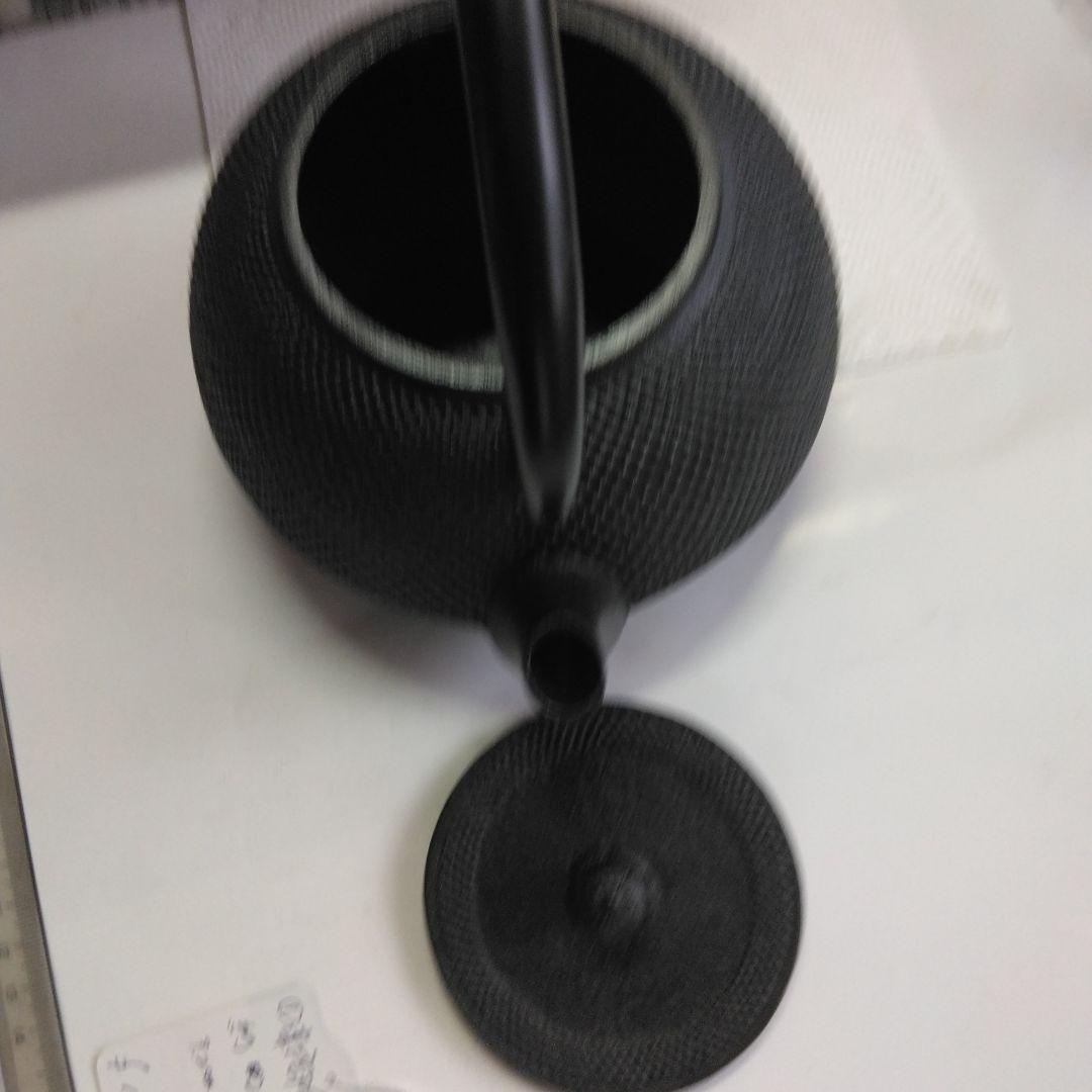 黒い鋳鉄製鉄瓶 凹凸デザイン