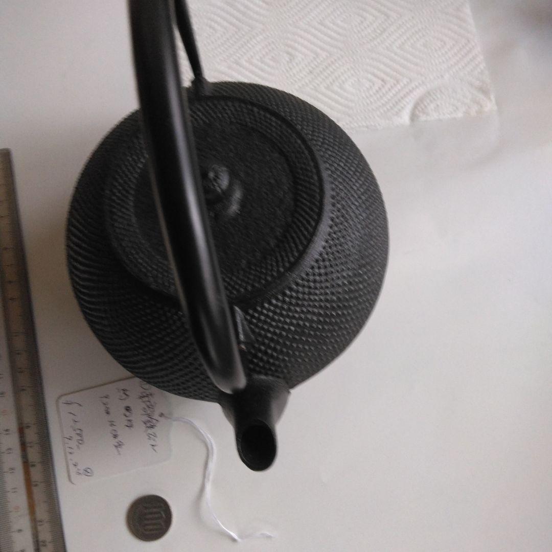 黒い鋳鉄製鉄瓶 凹凸デザイン