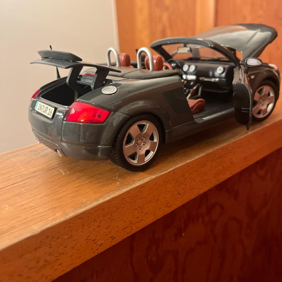 ミニカー Audi TT Roadster 1/18