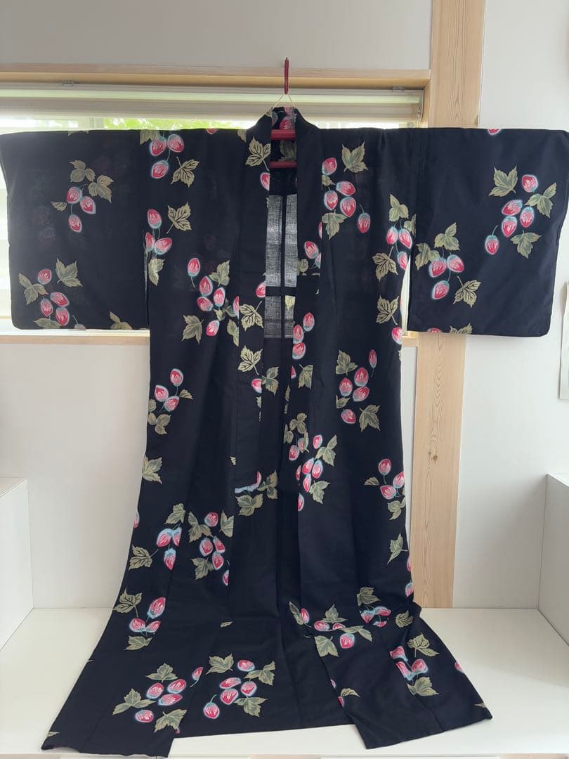 黒地にいちご柄　レディース　浴衣　ゆかた　美品
