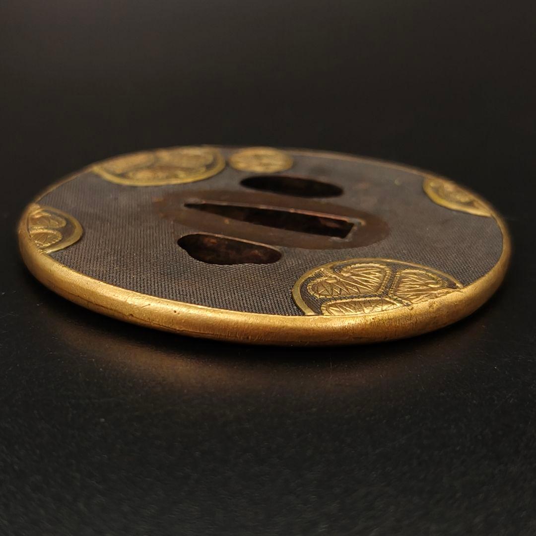 日本刀装具　刀鍔　家紋の図　三つ葉葵　銅地　細工　金メッキ　刀剣美術　武道具