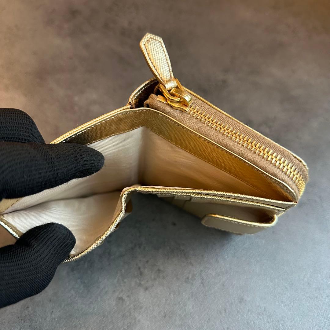 PRADA サフィアーノレザー ゴールド 二つ折財布　コンパクトウォレット
