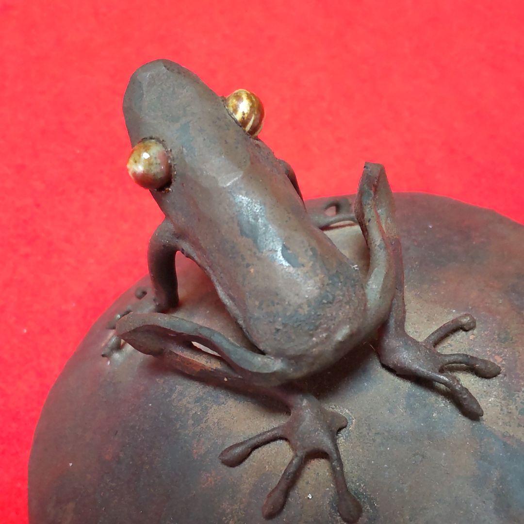 赤銅打出し、カエル蓋物。