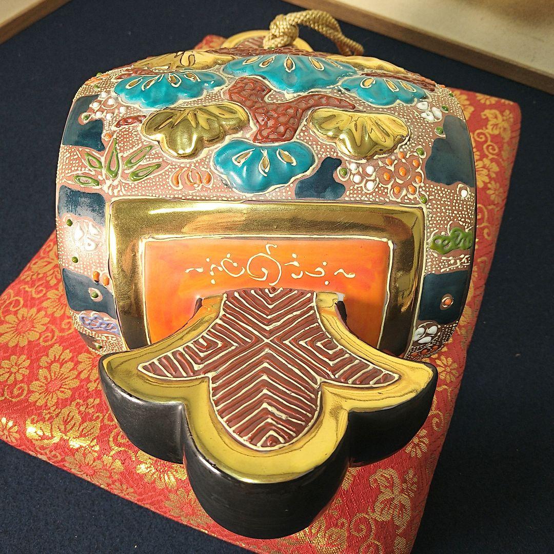 AJ32 九谷焼 打出の小槌 八幡窯 座布団付 松縁起図 飾り物 置物
