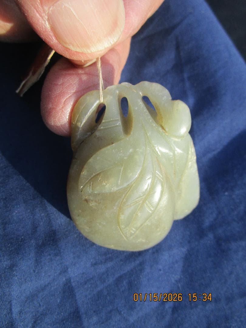 中国　玉　石細工　彫り物　根付　当時の札付き　翡翠【?】 工芸品