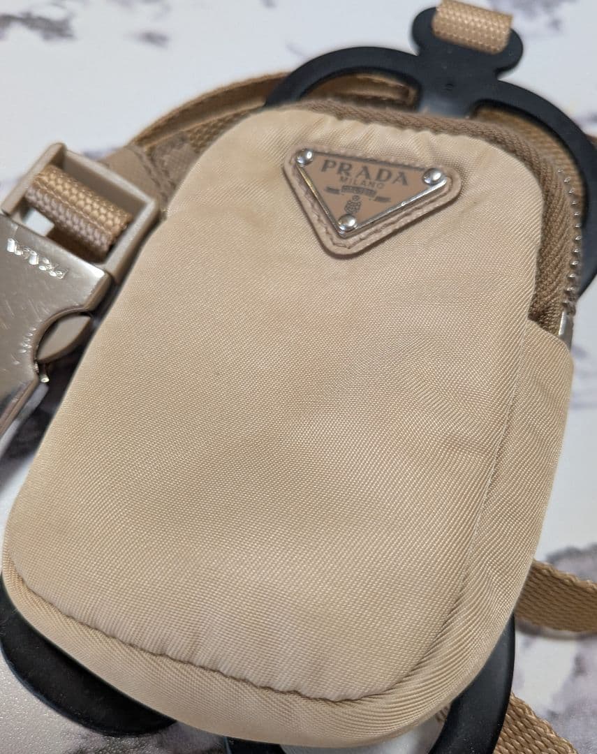 PRADA プラダ スマホショルダーストラップ 三角ロゴ ベージュ ポーチ付
