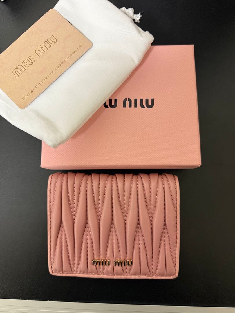 「美品」MIUMIU マテラッセ 二つ折り 財布 ピンク レザー
