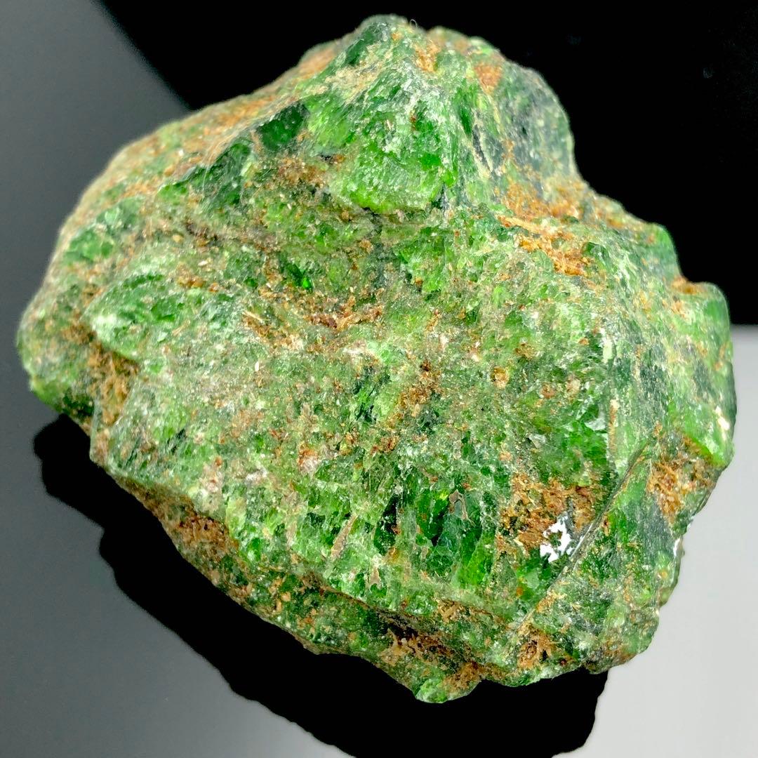 ロシア産クロムダイオプサイト原石y2136/1565