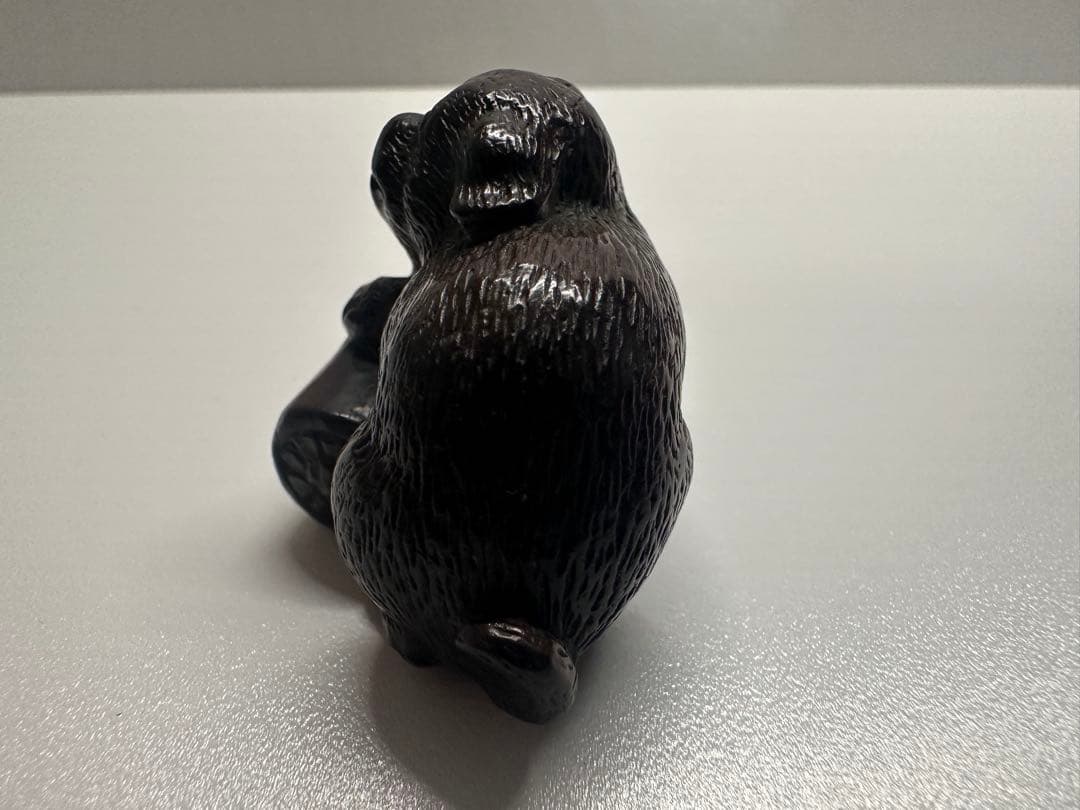 根付(netsuke) 犬の根付　寛山作　江戸時代　木製