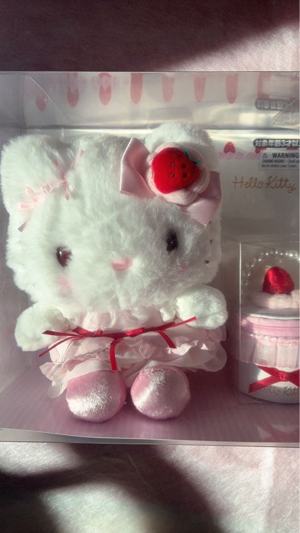 サンリオ キティいちごホイップケーキ ぬいぐるみとマスコットバッグチャームセット
