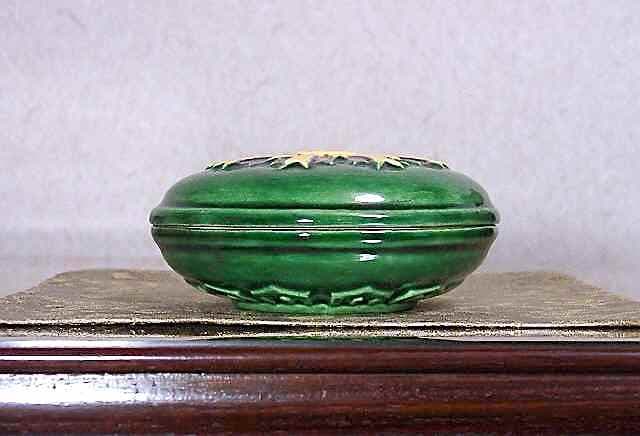 梅上尊融　御好　旭日　交趾香合　初代久世久宝作　無傷　共箱　保証。