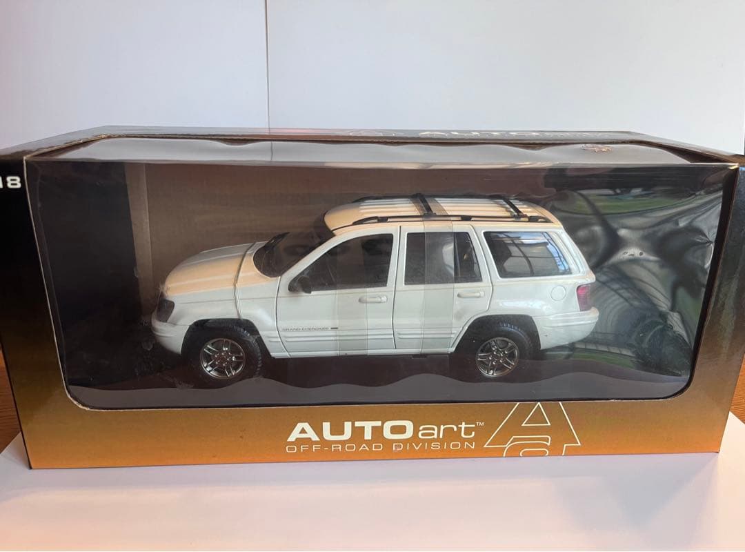 【美品】AUTOart 1/18 Jeep チェロキー 白 箱付 送料込