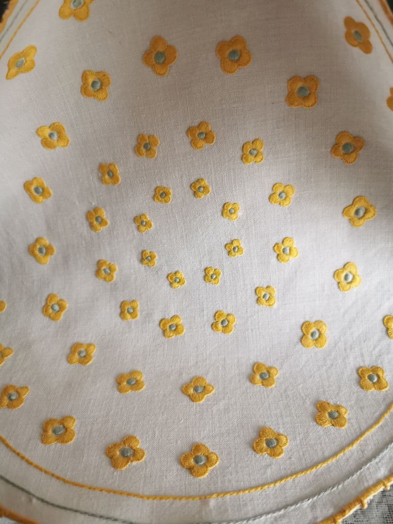 アンティークフランス ４層のぷっくり花刺繍イエロー&ペールブルー リネンドイリー