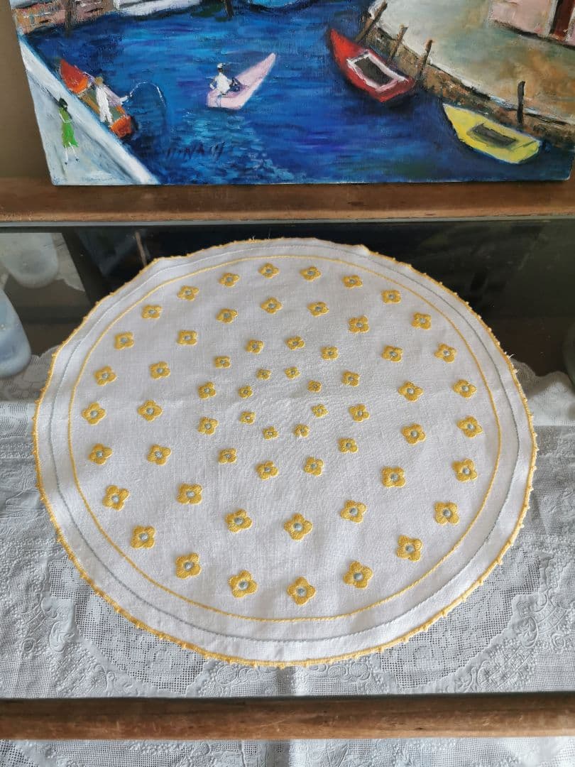 アンティークフランス ４層のぷっくり花刺繍イエロー&ペールブルー リネンドイリー