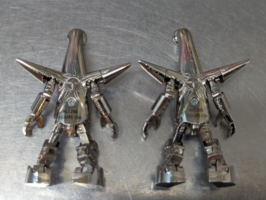 太陽の塔　ダイキャスト　２個セット　岡本太郎　ロボ　タローマン