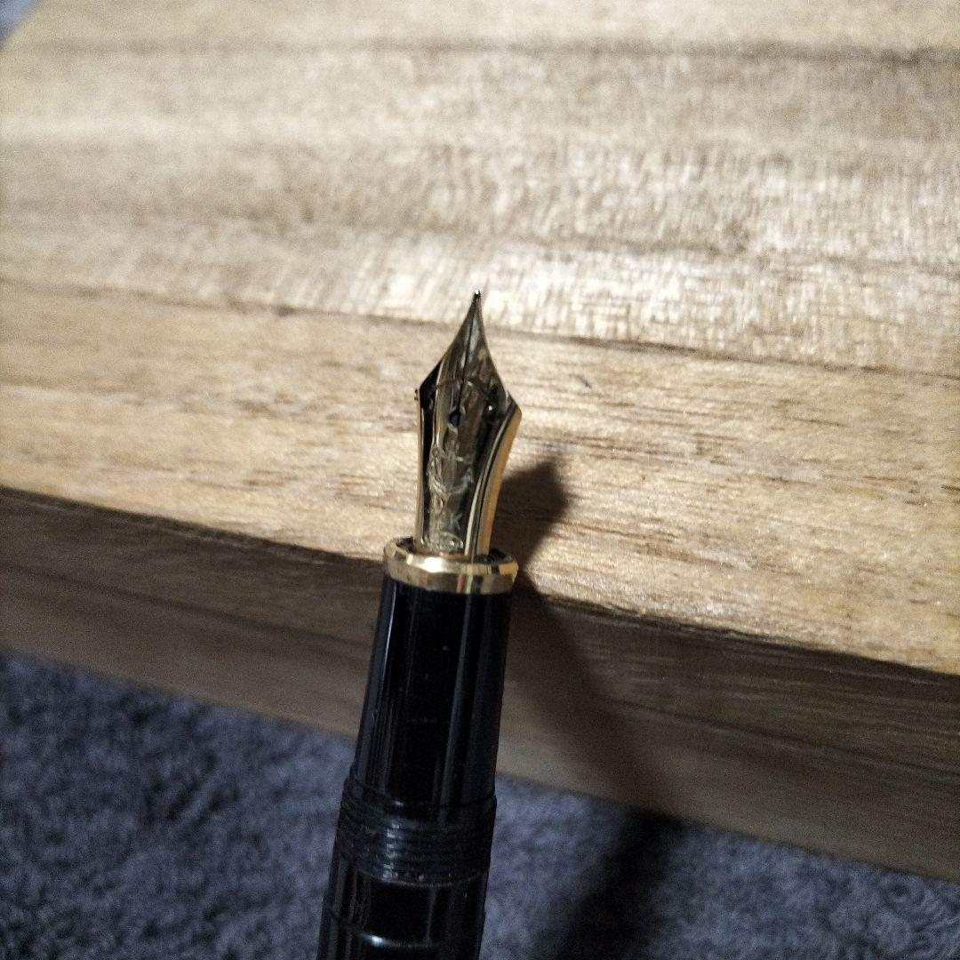 14K SAILOR 黒色プラスチック万年筆 金色装飾