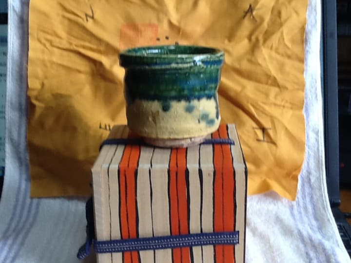 アロンサイス作　織部黄瀬戸ぐい呑　共箱(絵付け)　共布(絵付け）