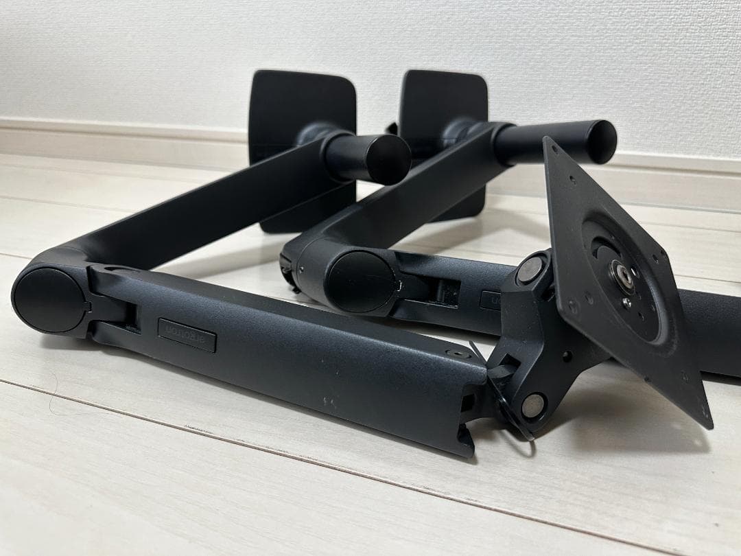 エルゴトロン モニターアーム（*2）とトレイ