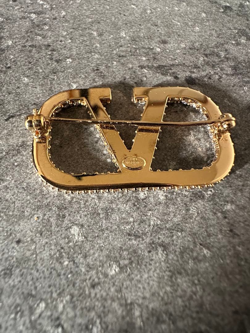 VALENTINO ヴァレンティノ ブローチVロゴ シグネチャー クリスタル