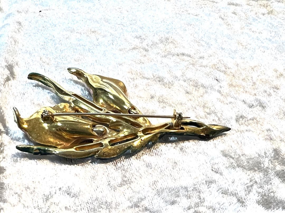 シャネル（Chanel）の水芭蕉の花のブローチ　エナメル　刻印あり