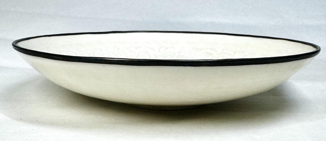 北宋時代 「東宮」銘 定窯白磁刻鳳凰花文銀縁平茶碗 骨董 古玩茶器WWTT007