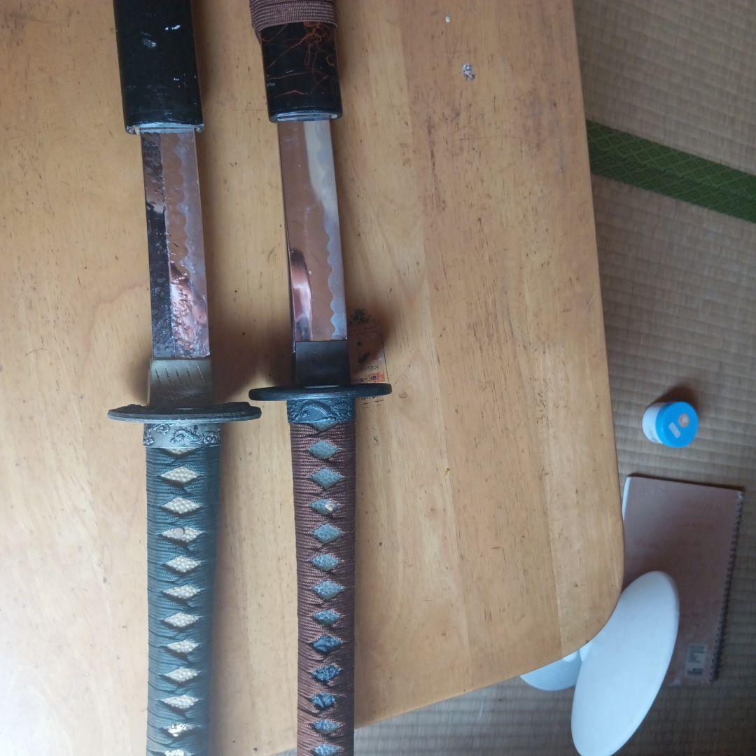 日本刀セット（黒と茶色の柄）