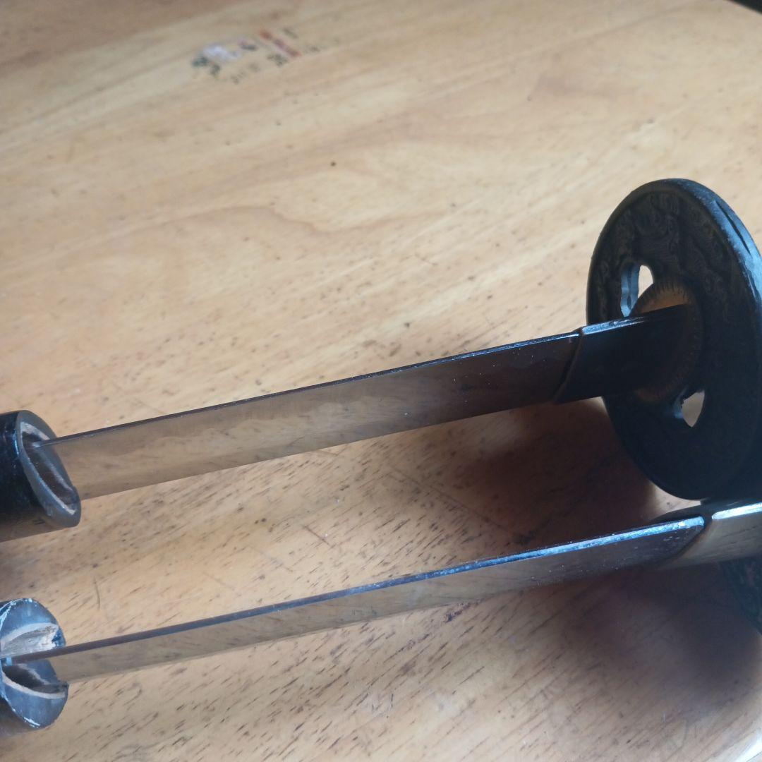 日本刀セット（黒と茶色の柄）