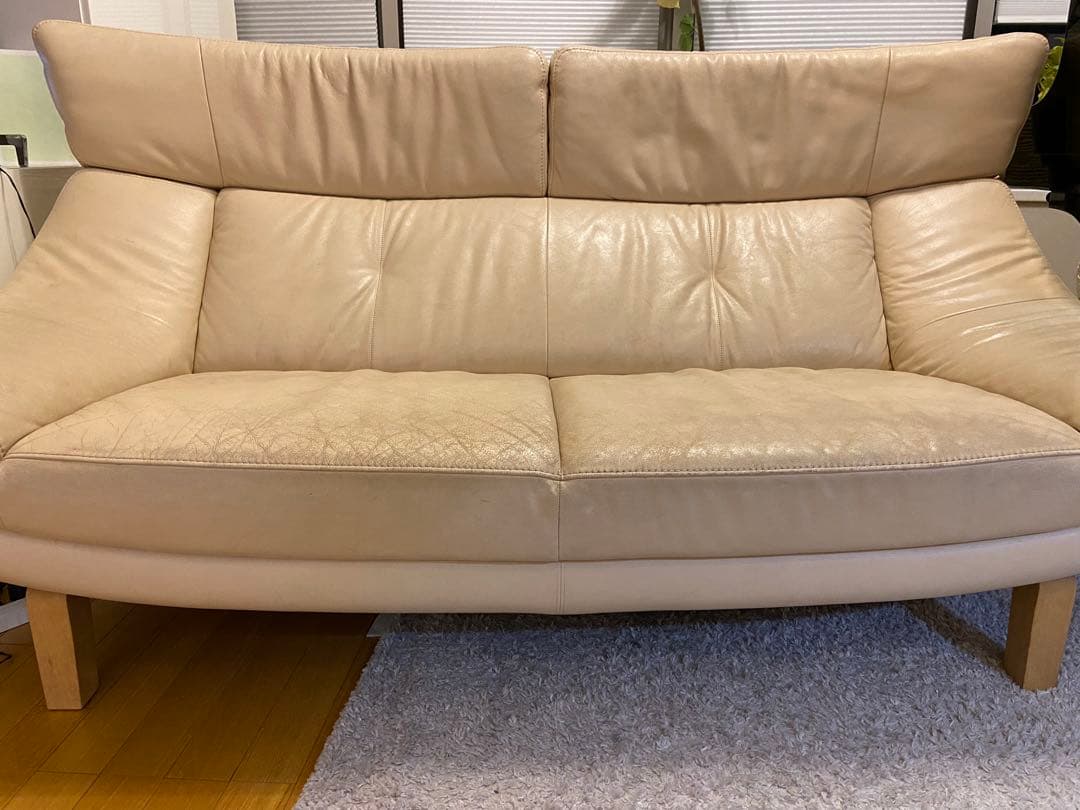カリモク家具　ベージュレザー2人掛けソファ