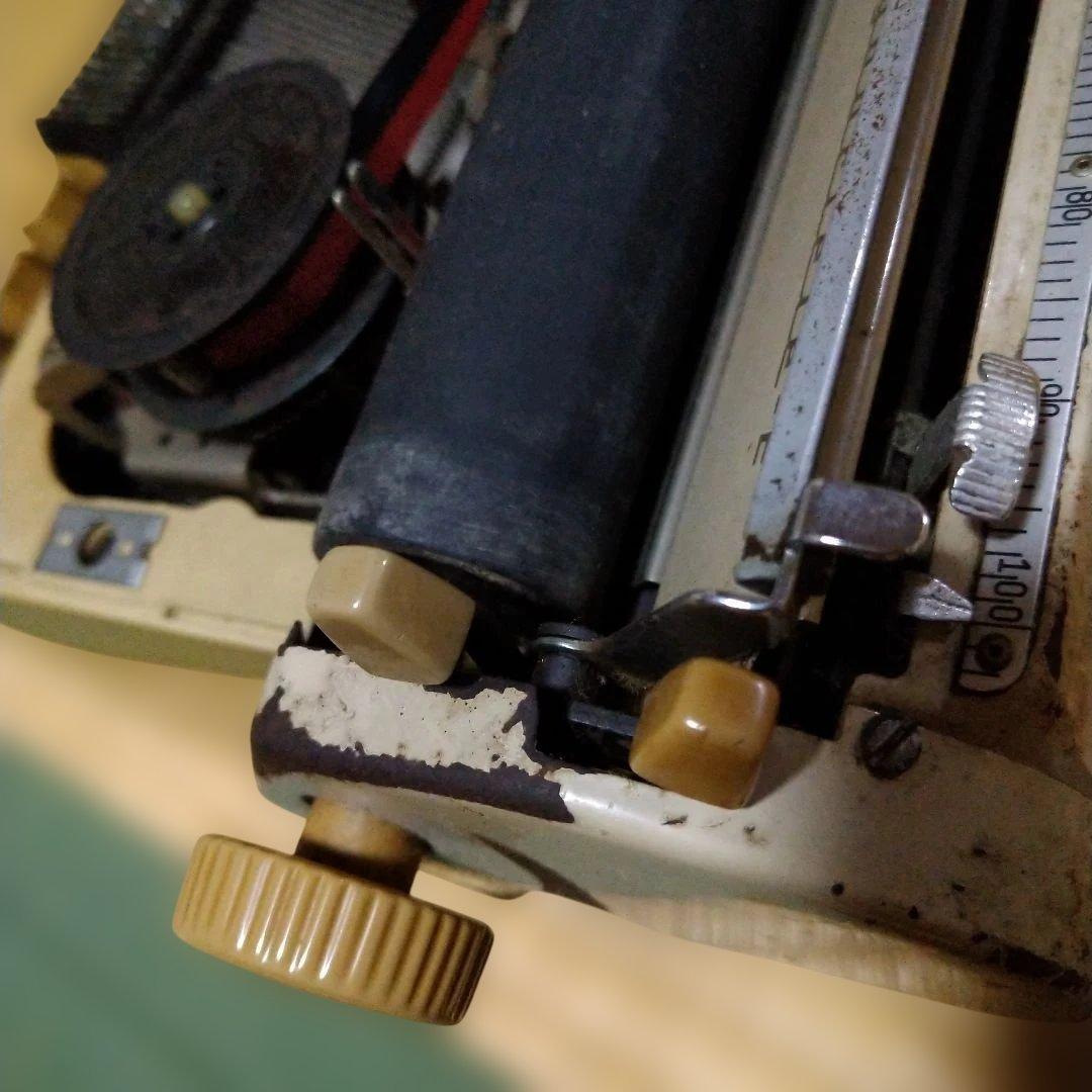 ジャンク品　TRIUMPH タイプライター ベージュ　説明よく読んで下さい