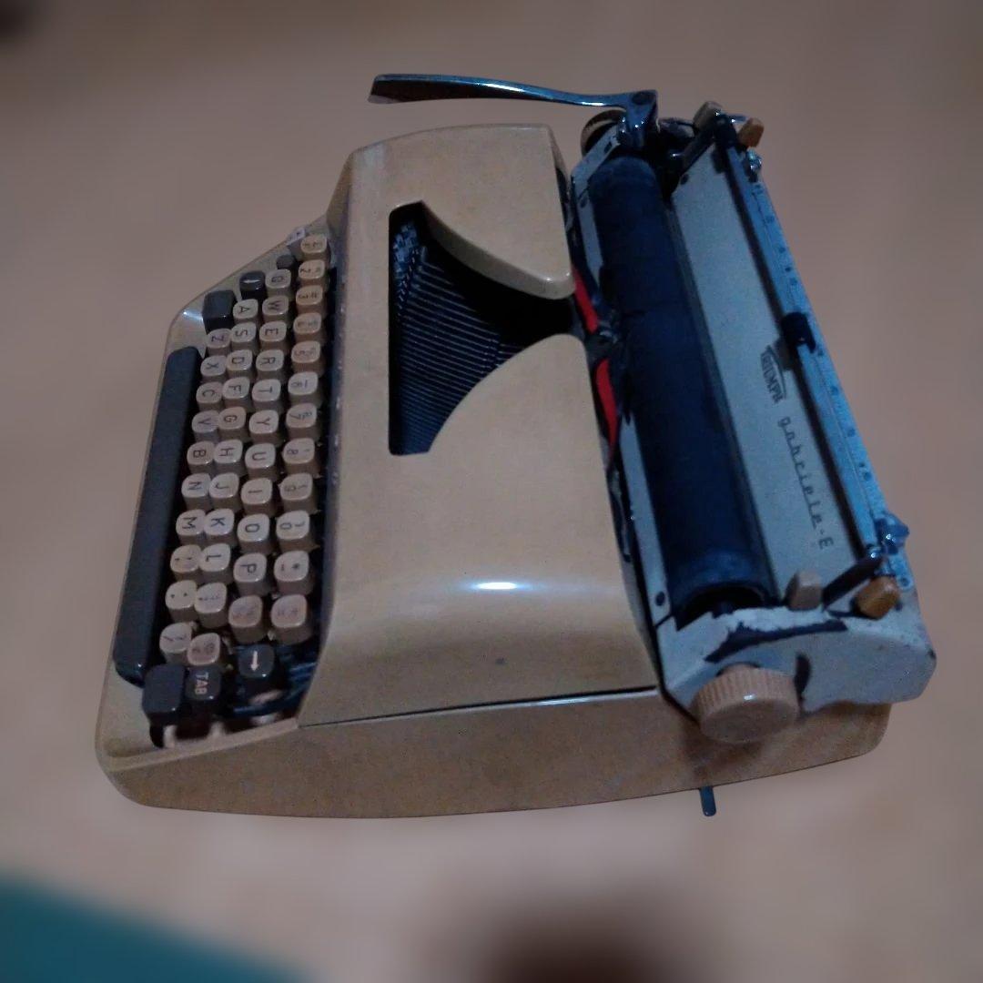 ジャンク品　TRIUMPH タイプライター ベージュ　説明よく読んで下さい