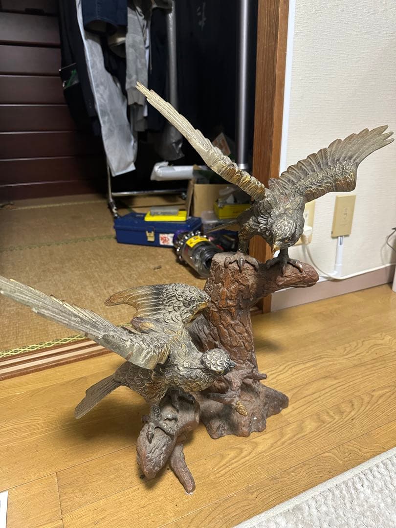 アンティーク金属製 鷲の彫刻 です