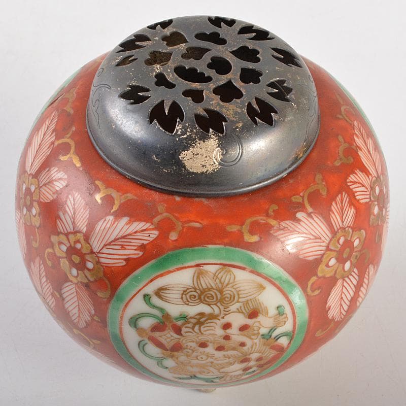 伊万里焼　赤絵金彩　獅子文　丸形三足香炉　透かし火屋付　時代箱付　D　R7196