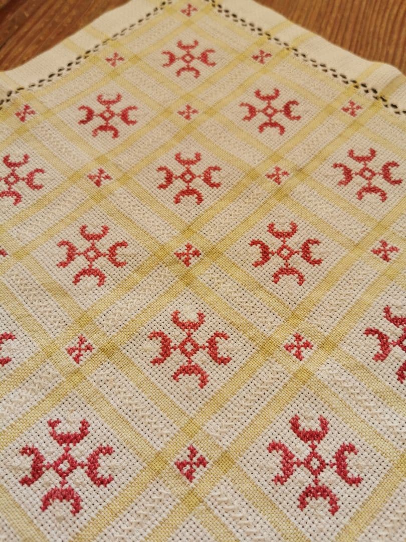 アンティークフランス購入 北欧ハーダンガー赤紅糸刺繍 ライム格子織リネンクロス