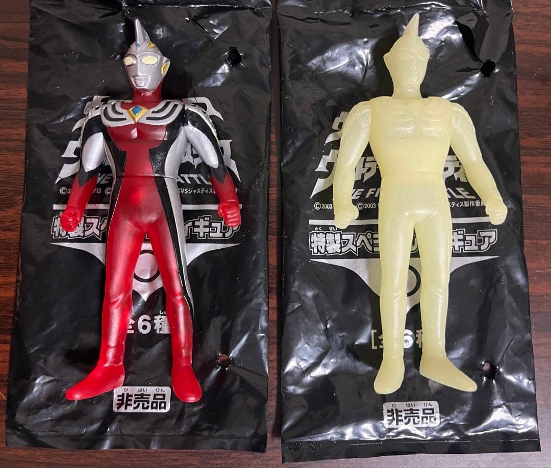 ウルトラマンコスモス ジャスティス 蓄光 クリアレッド 前売り券特典 ソフビ