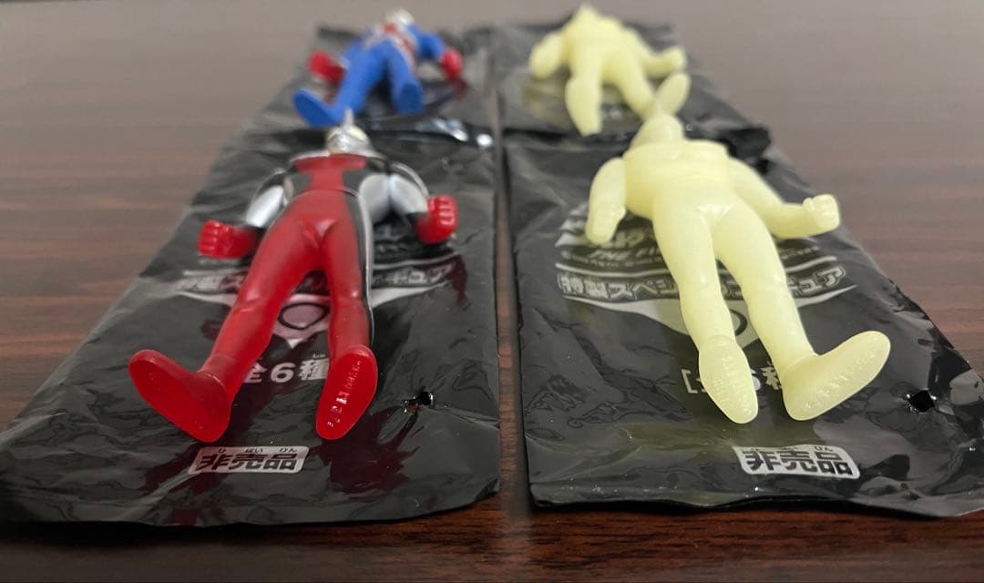 ウルトラマンコスモス ジャスティス 蓄光 クリアレッド 前売り券特典 ソフビ