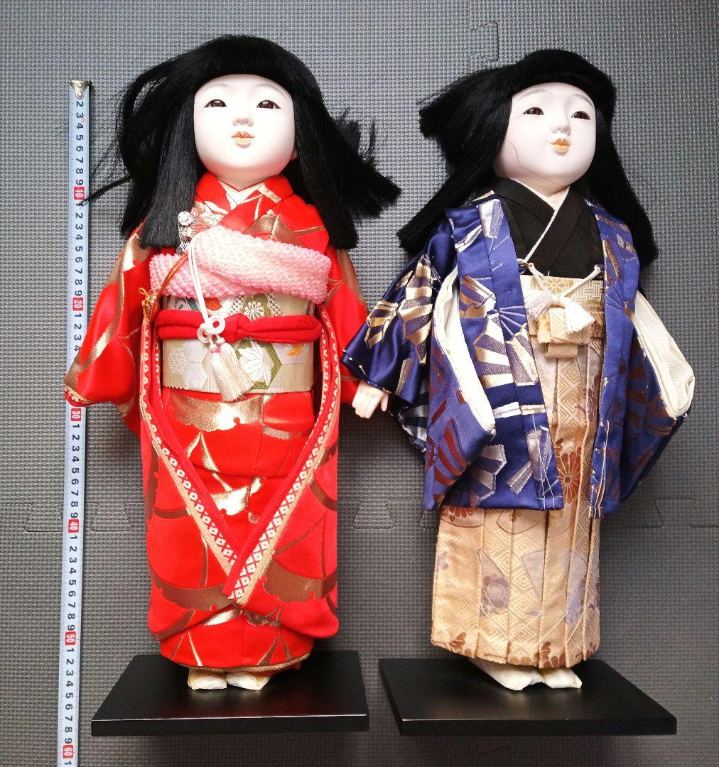 伝統的な日本人形 赤と青の着物